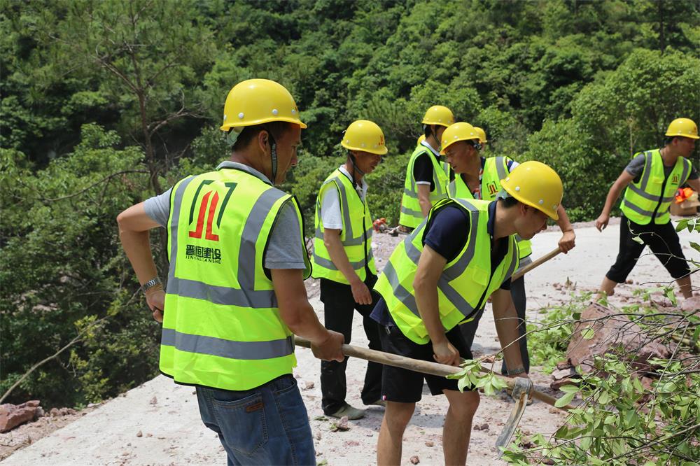 福建晉恒建設工程有限公司前往錢(qián)園橋大隊塹上村搶險救災