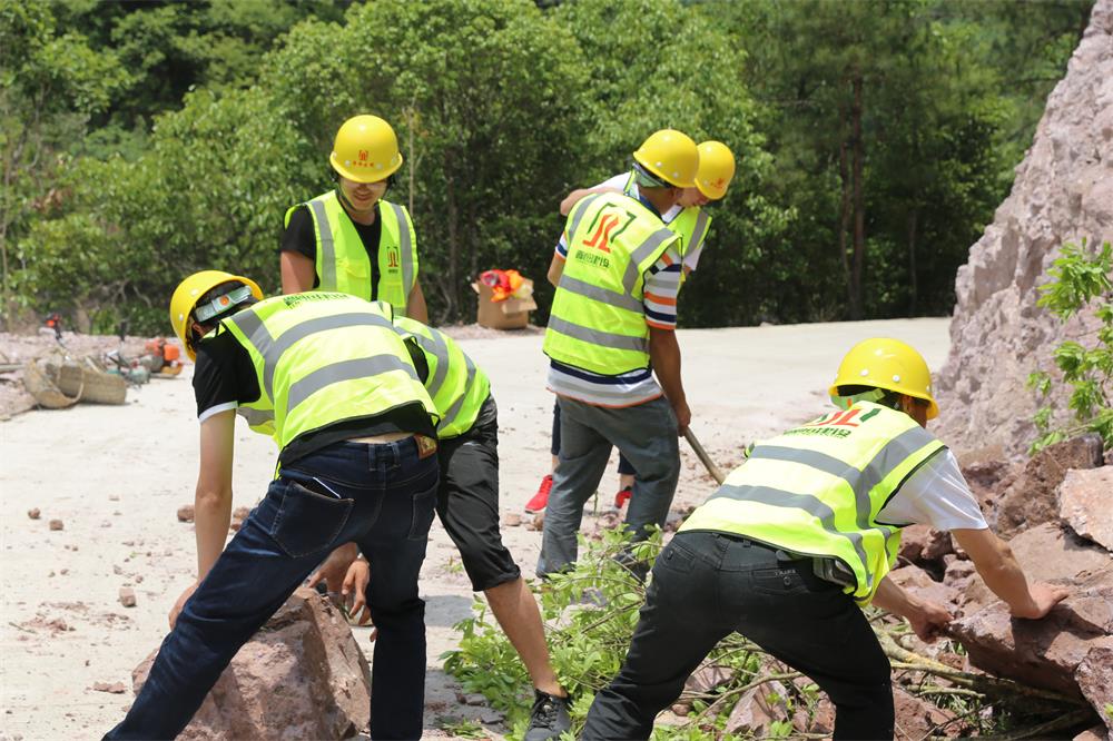 福建晉恒建設工程有限公司前往錢(qián)園橋大隊塹上村搶險救災