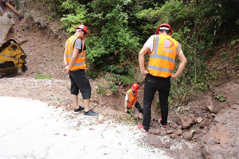 福建易順建筑工程有限公司前往錢(qián)園橋大隊塹上村搶險救災