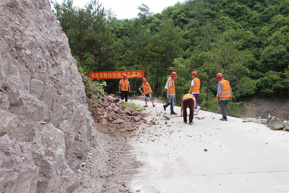 福建易順建筑工程有限公司前往錢(qián)園橋大隊塹上村搶險救災