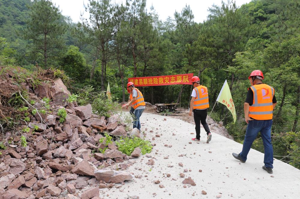 福建易順建筑工程有限公司前往錢(qián)園橋大隊塹上村搶險救災