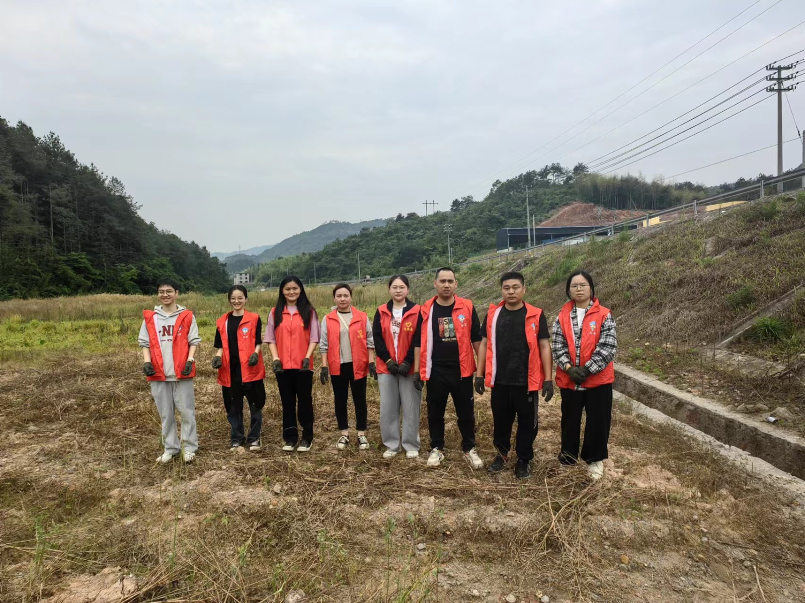 易順建工集團有限公司入黨積極分子參加南門(mén)村、錢(qián)園橋村撂荒地整治活動(dòng)